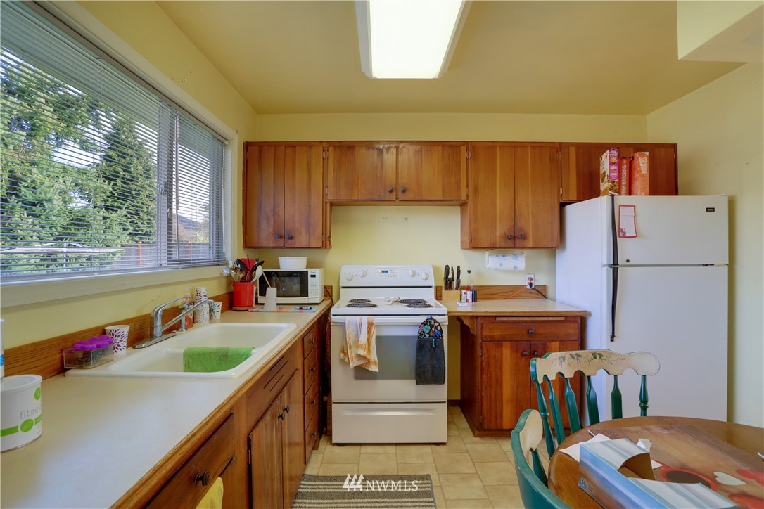 3918 Northeast 23rd Place Renton, WA 98056 - Photo 10 of 21