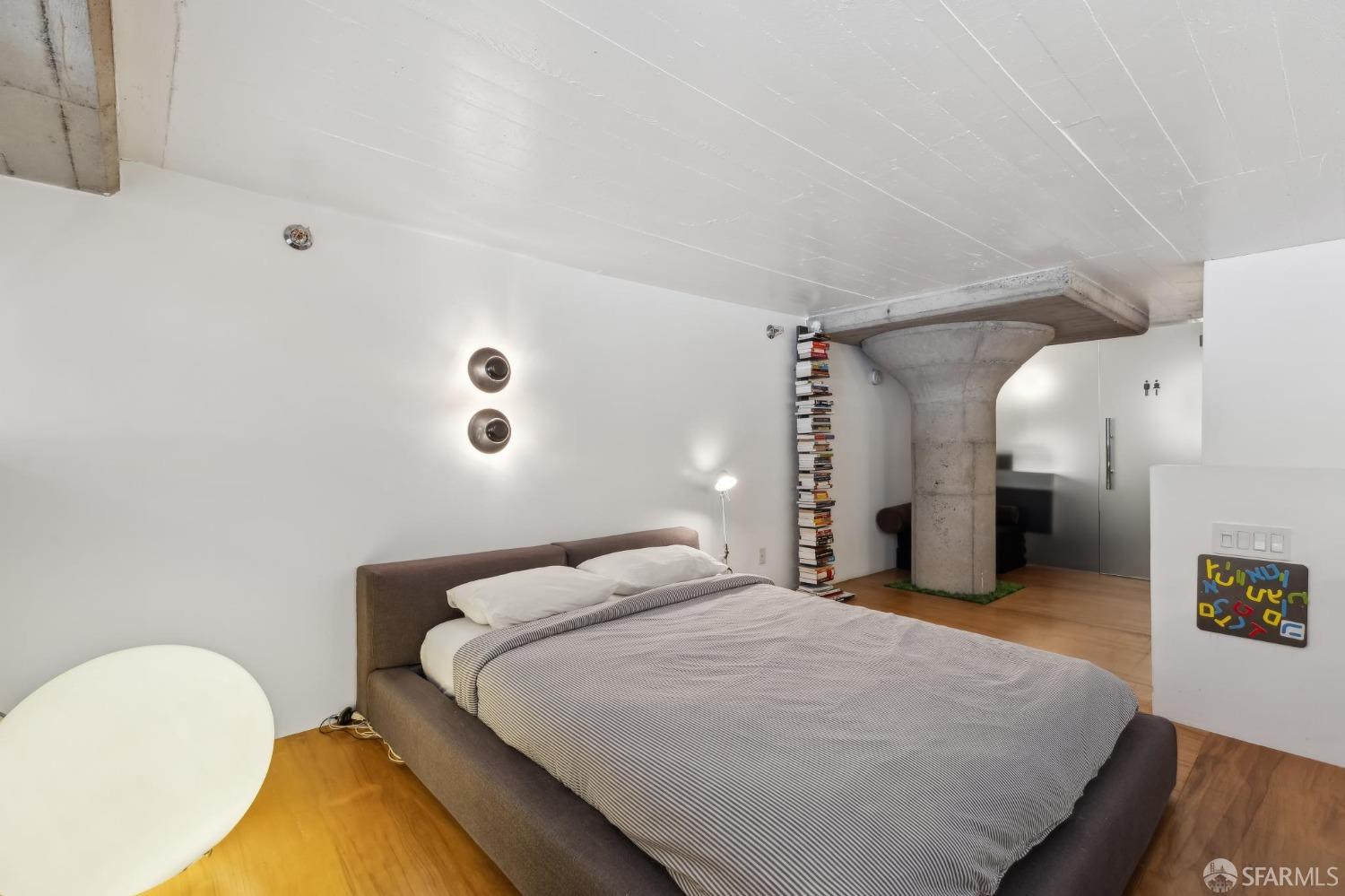 461 2nd Street, Unit 558T San Francisco, CA 94107 - Photo 23 of 37 a bedroom with a bed and a lamp