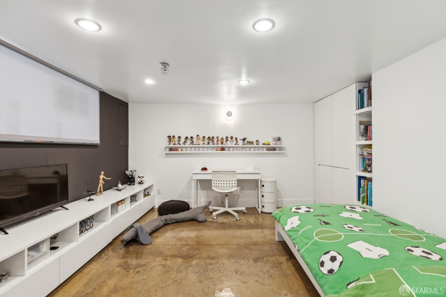 461 2nd Street, Unit 558T San Francisco, CA 94107 - Photo 29 of 37 a bedroom with a bed and a tv on the wall