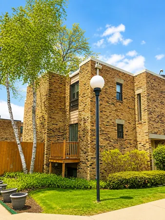 $345,000 | 2006 Post Oak Place, Schaumburg, IL 60173