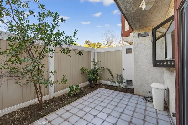 $595,000 | 9325 Sunland Park Drive, Unit 2, Sun Valley, CA 91352