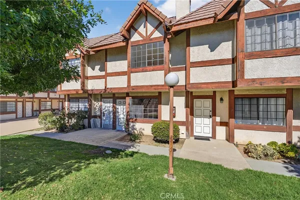 $595,000 | 9325 Sunland Park Drive, Unit 2, Sun Valley, CA 91352