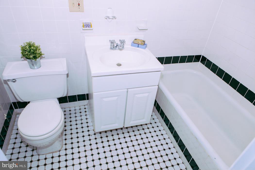 1954 Columbia Road Northwest, Unit 307 Washington, DC 20009 - Photo 8 of 22 Bath