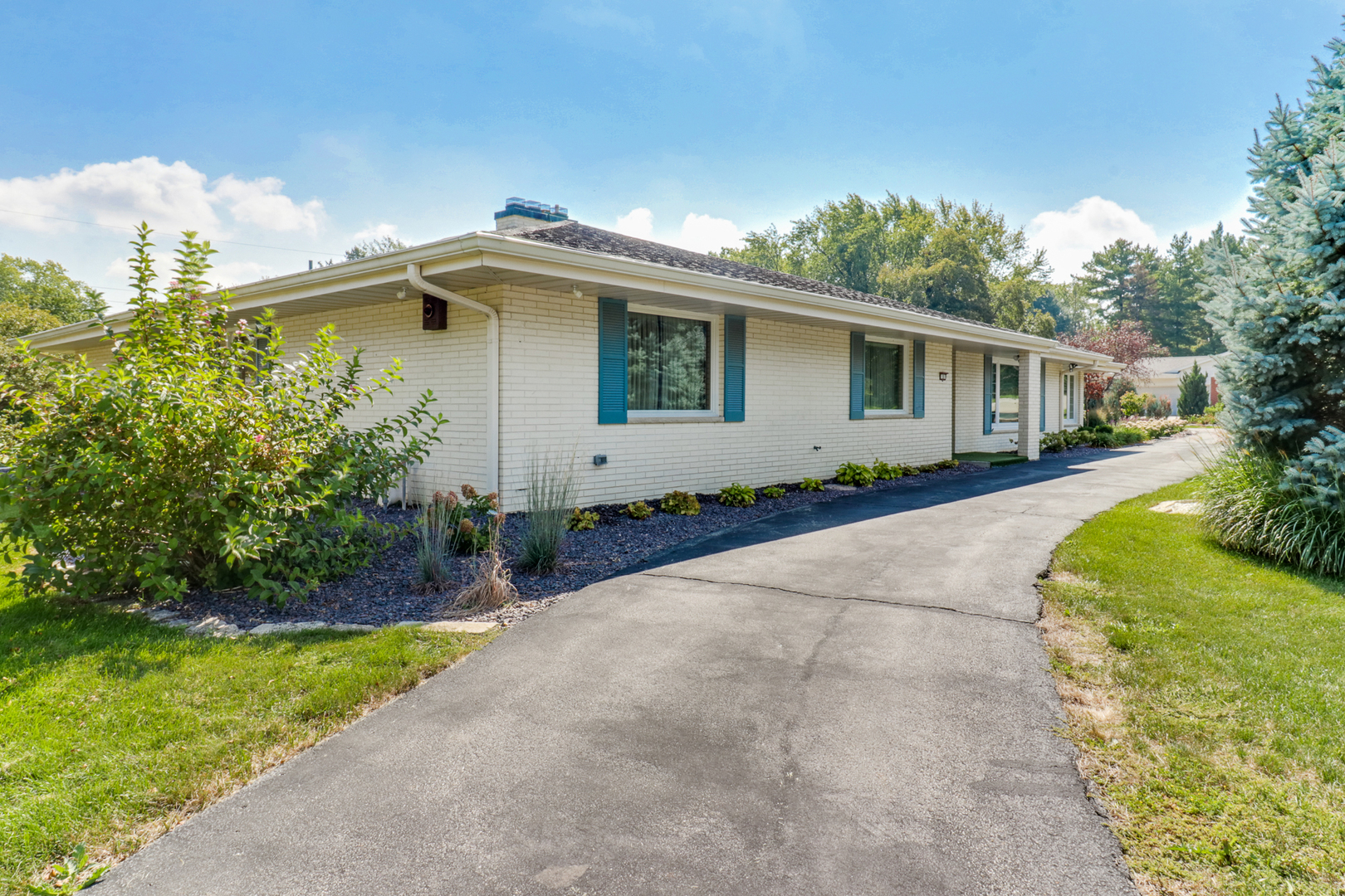 10 Kent Drive Normal, IL 61761 - Photo 66 of 73 a front view of a house with garden