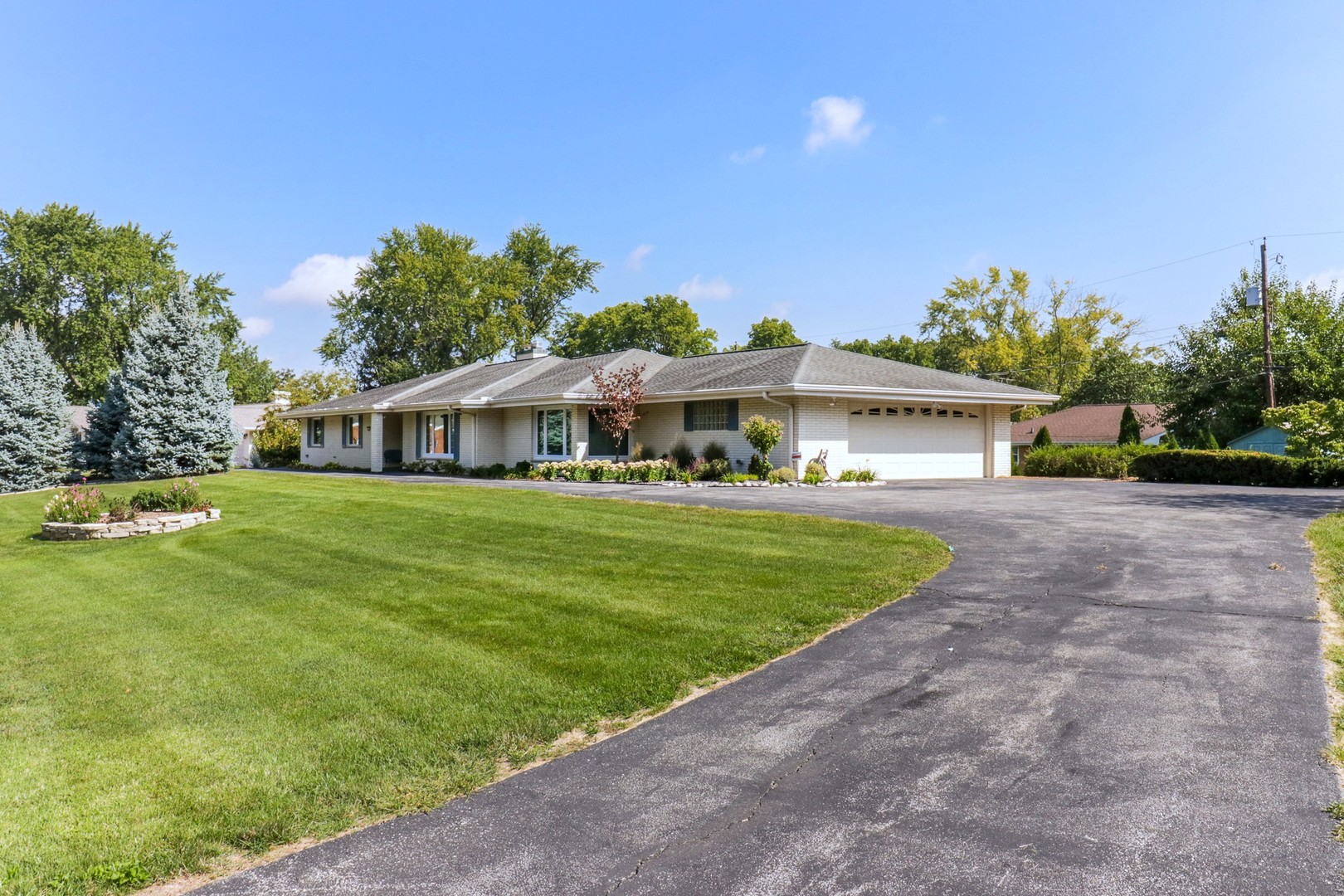 10 Kent Drive Normal, IL 61761 - Photo 70 of 73 a front view of a house with a yard