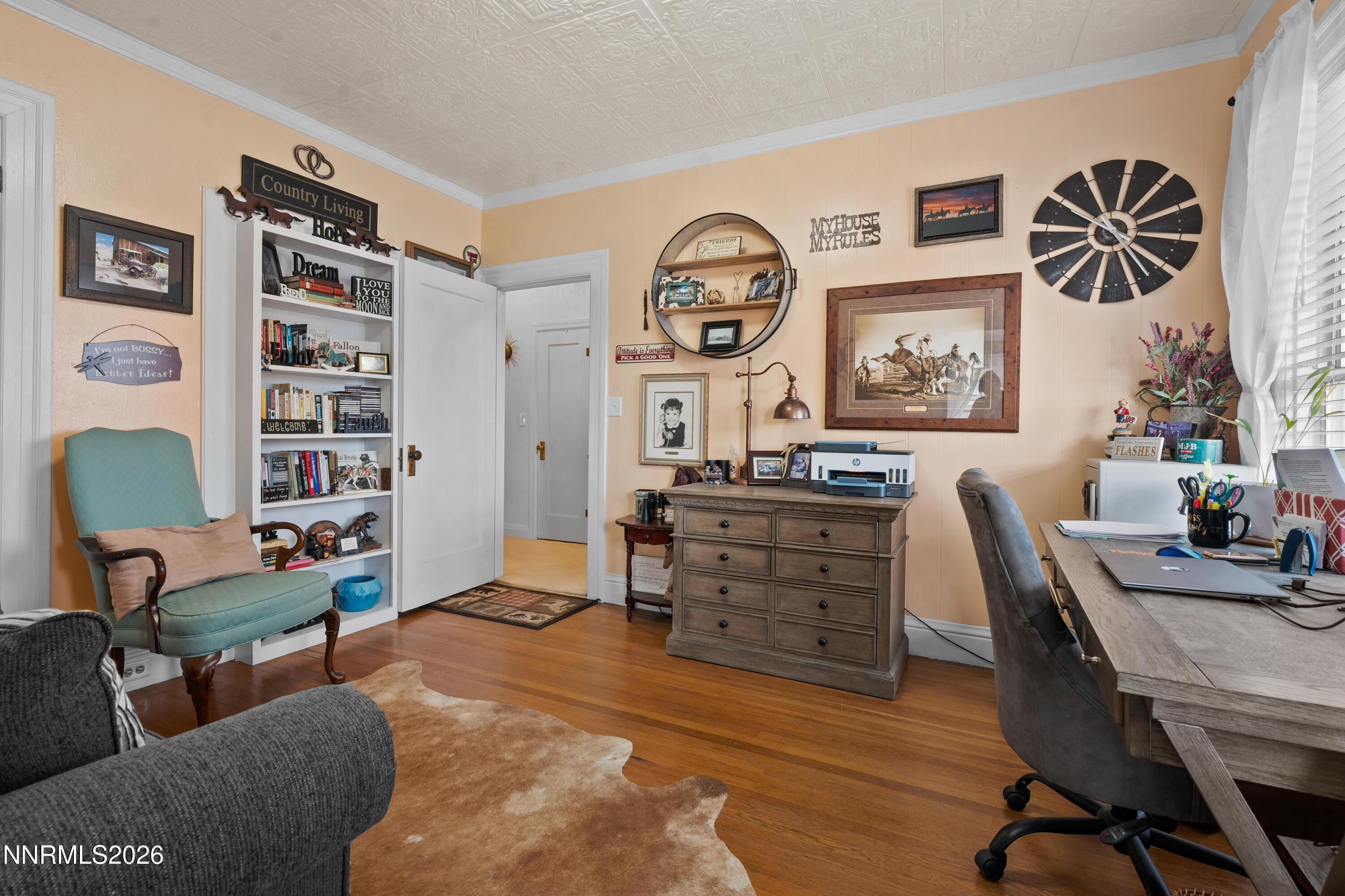 90 South Allen Street Fallon, NV 89406 - Photo 20 of 41 a workspace with furniture and paintings on the wall