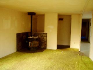 701 Maple Grove Road Sunnyside, WA 98944 - Photo 7 of 7 a living room with a bed