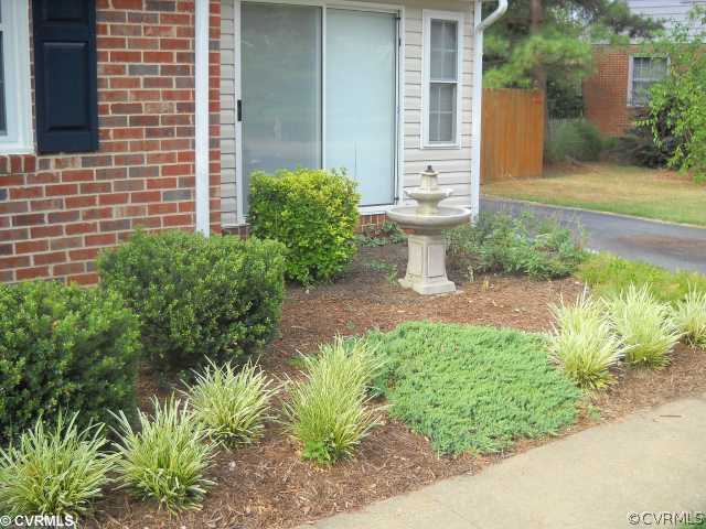 10461 Gotham Road Richmond, VA 23235 - Photo 3 of 12 Exterior Front - Lovely landscaped front yard!!