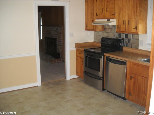 10461 Gotham Road Richmond, VA 23235 - Photo 6 of 12 Kitchen - Eat-in Kitchen with stainless steel appl
