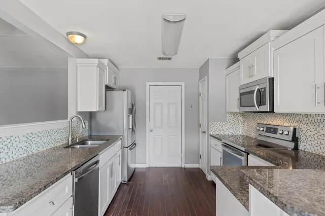 a view of a house with backyard