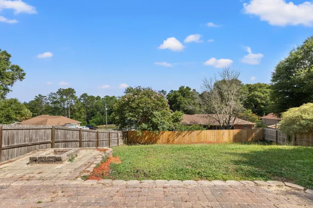 a view of a backyard