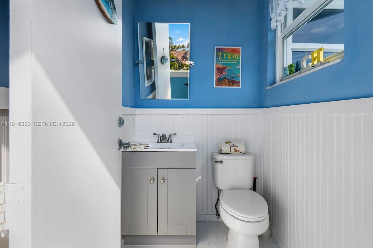 102 Xanadu Place Jupiter, FL 33477 - Photo 35 of 36 a bathroom with a toilet a sink and mirror