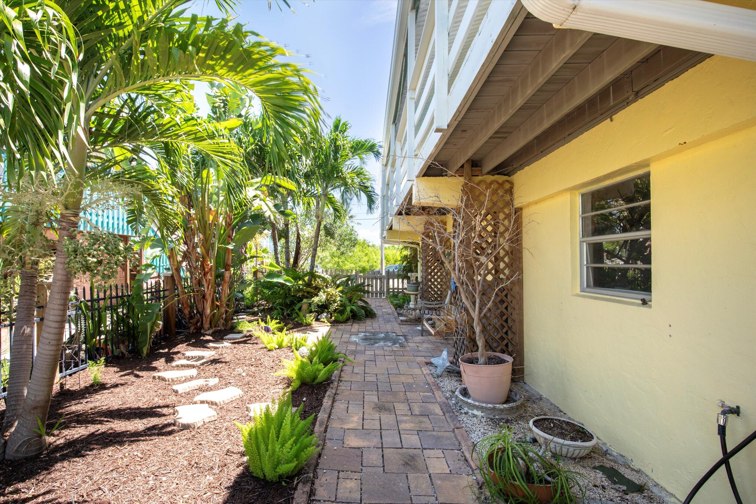 3672 Fox Street Big Pine Key, FL 33043 - Photo 32 of 34 Side View