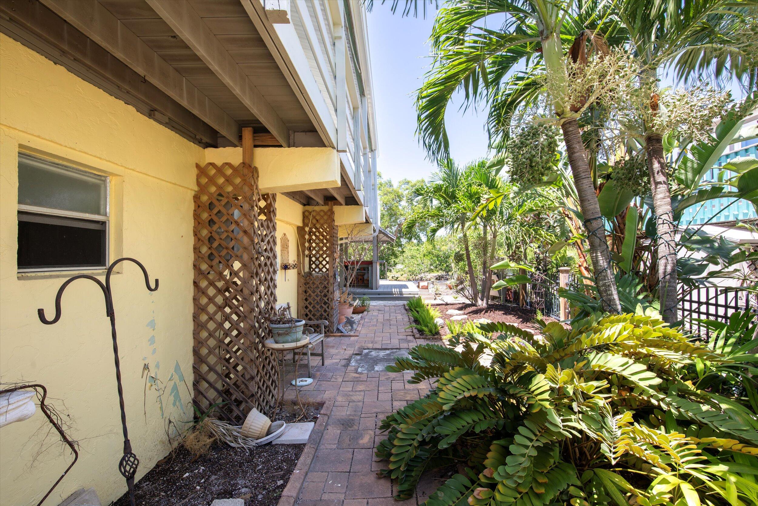 3672 Fox Street Big Pine Key, FL 33043 - Photo 6 of 34 Side View