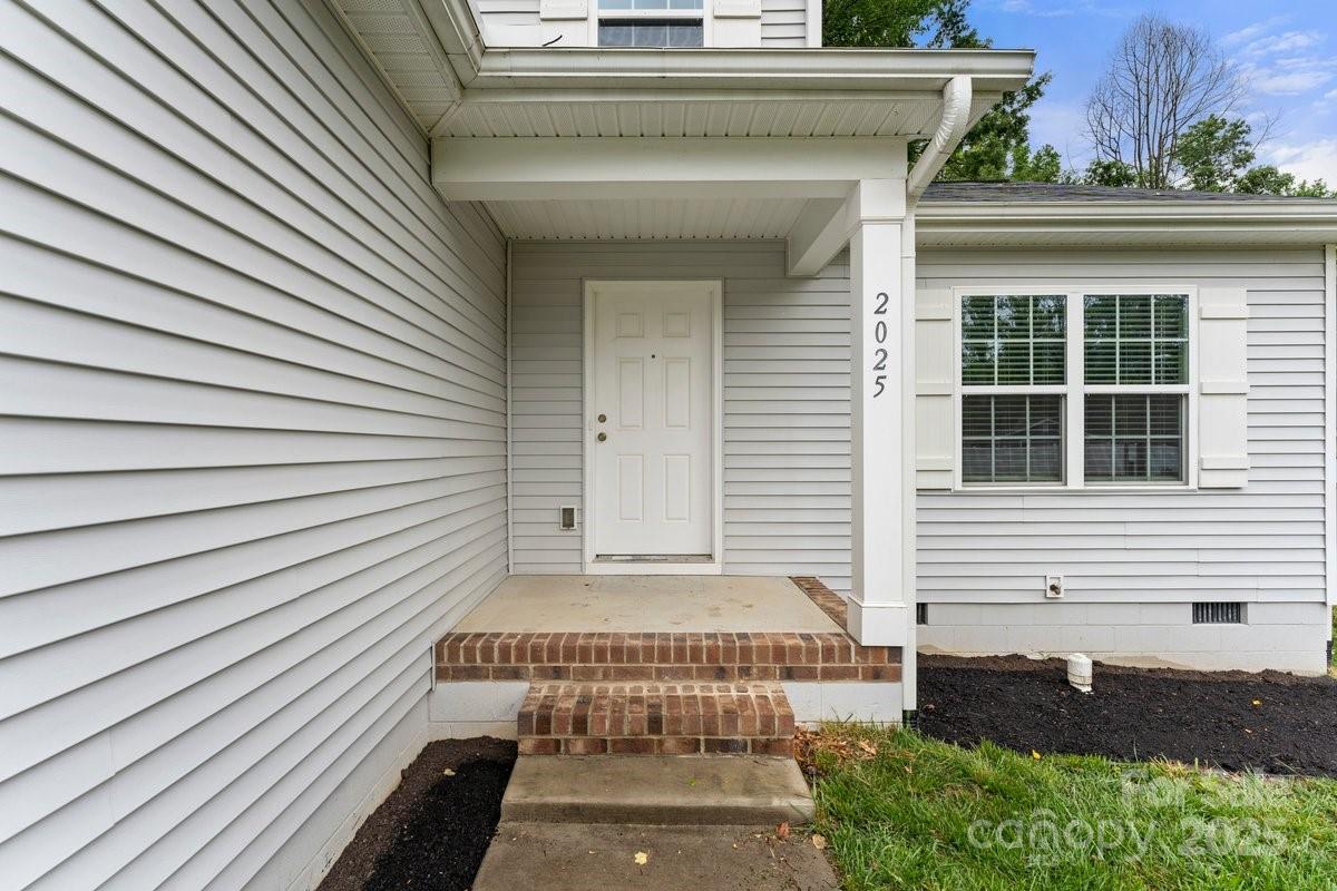 2025 Slater Road Charlotte, NC 28216 - Photo 4 of 29 Gallery Image 4