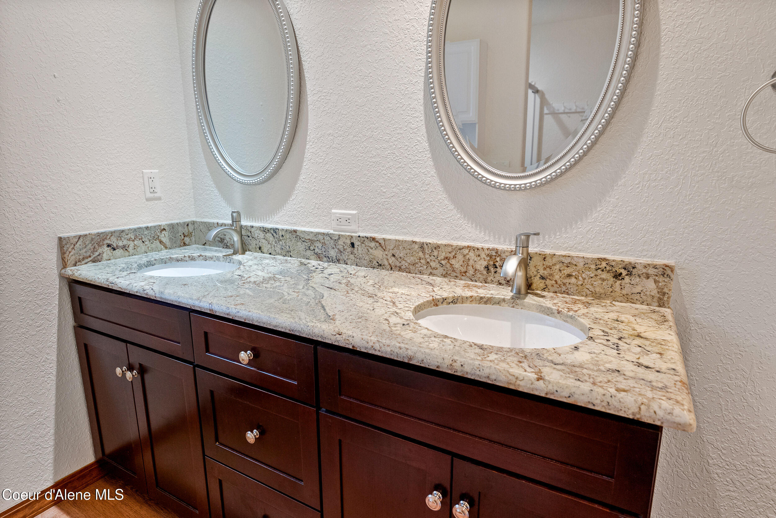 470 Diamond Heights Road Oldtown, ID 83822 - Photo 32 of 101 Matching Granite Tops