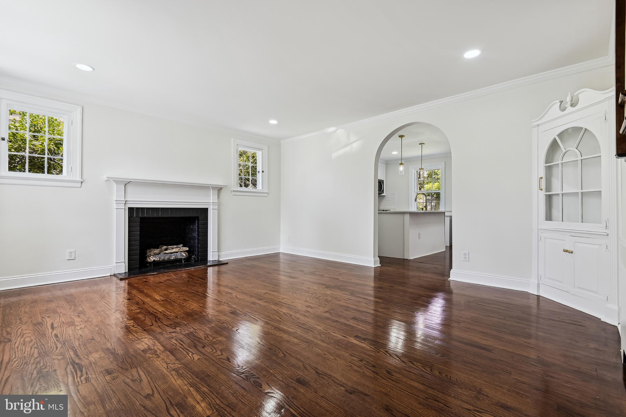 710 Regester Avenue Baltimore, MD 21212 - Photo 11 of 71 Living room