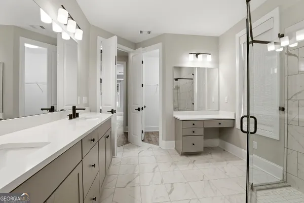 a en suite bathroom with a shower