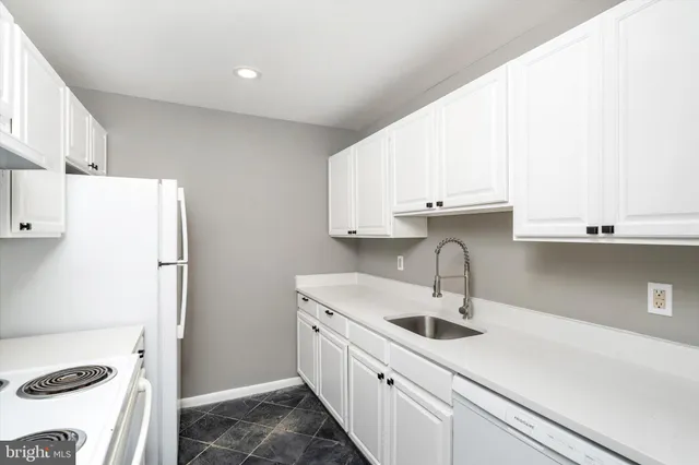 $275,000 | U7 Avon Drive, East Windsor, NJ 08520