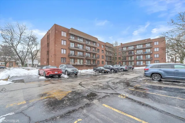 $309,900 | 5200 Oakton Street, Unit 102, Skokie, IL 60077