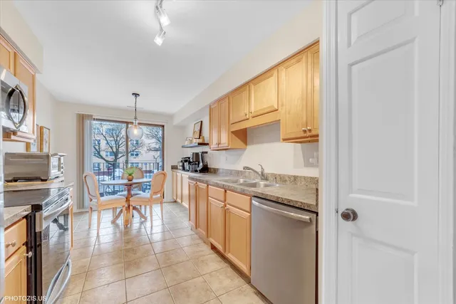 $309,900 | 5200 Oakton Street, Unit 102, Skokie, IL 60077