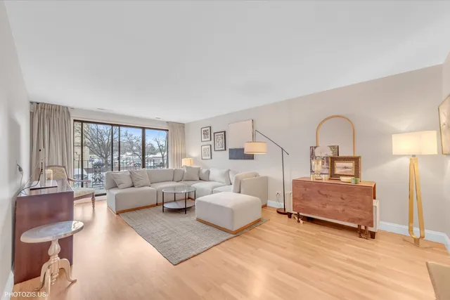 $309,900 | 5200 Oakton Street, Unit 102, Skokie, IL 60077