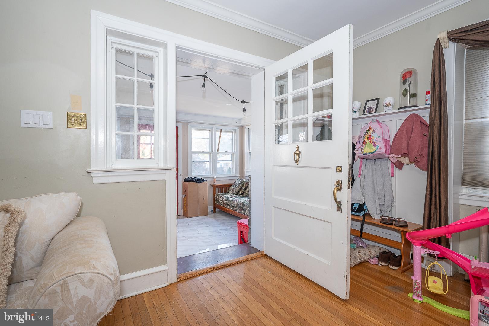 122 Crestview Road Upper Darby, PA 19082 - Photo 5 of 46 a living room with furniture and a window