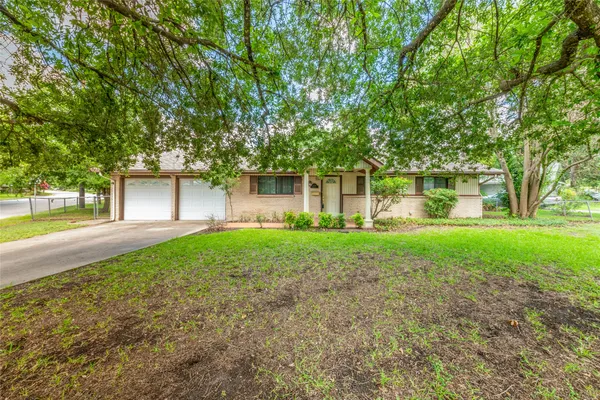 a view of a house with yard and tree s