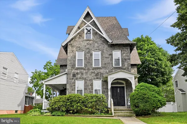 $1,695 | 222 Henderson Avenue, Unit 2, Ridley Park, PA 19078