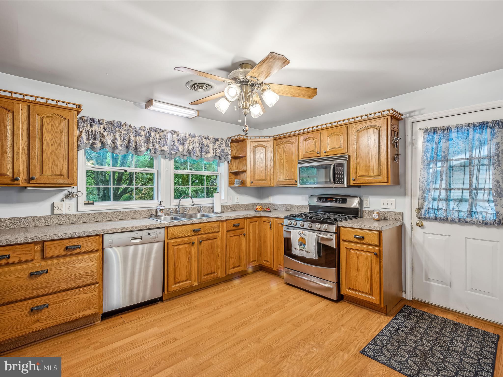 295 Co Rte 9/20 Hedgesville, WV 25427 - Photo 10 of 35 Kitchen