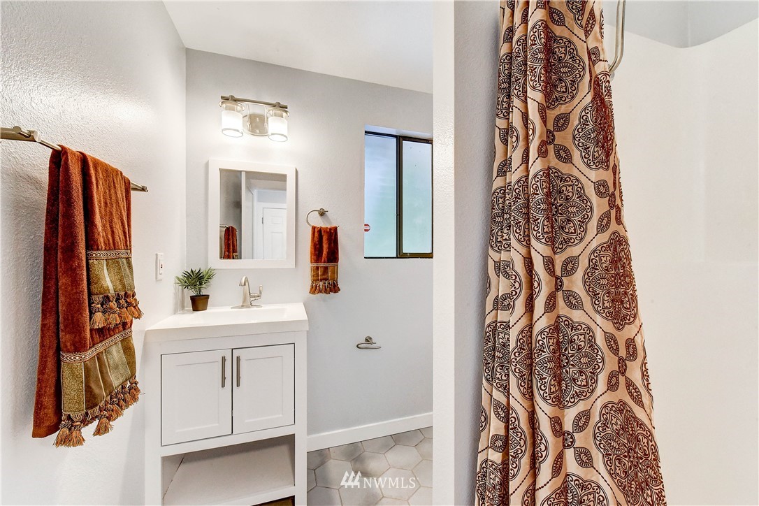 17322 Meadowdale Beach Road Edmonds, WA 98026 - Photo 18 of 26 Gallery Image 18