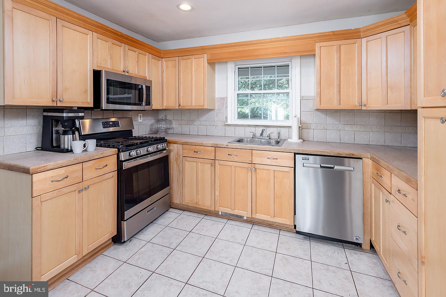 527 Boundary Road Pitman, NJ 08071 - Photo 12 of 21 Open spacious kitchen