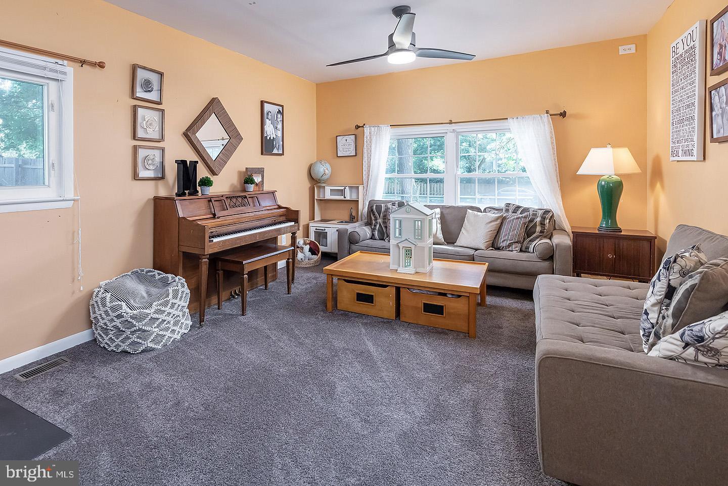 527 Boundary Road Pitman, NJ 08071 - Photo 15 of 21 Family room with ceiling fan!