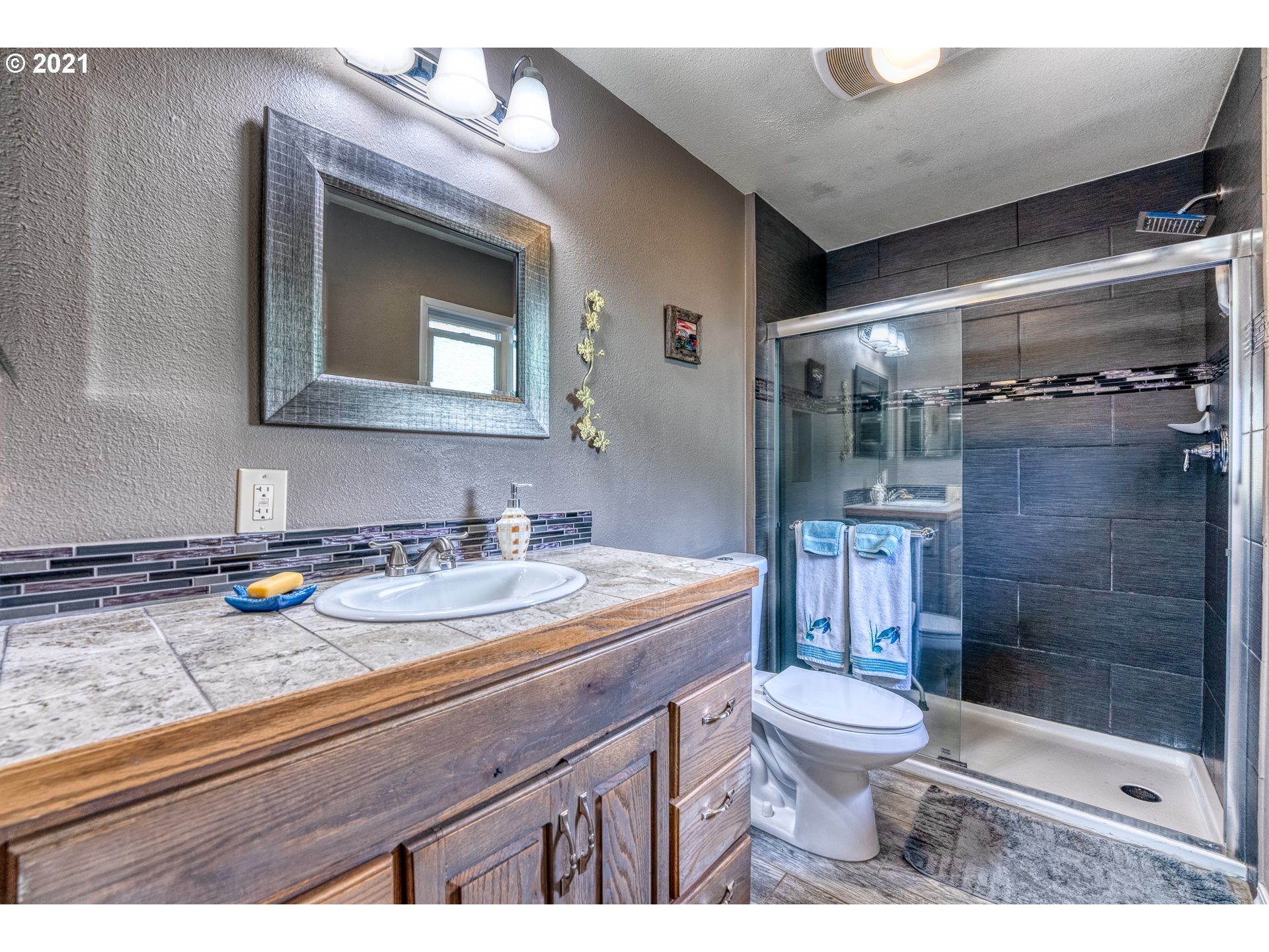 386 Tanbark Road Brookings, OR 97415 - Photo 12 of 15 Bathroom