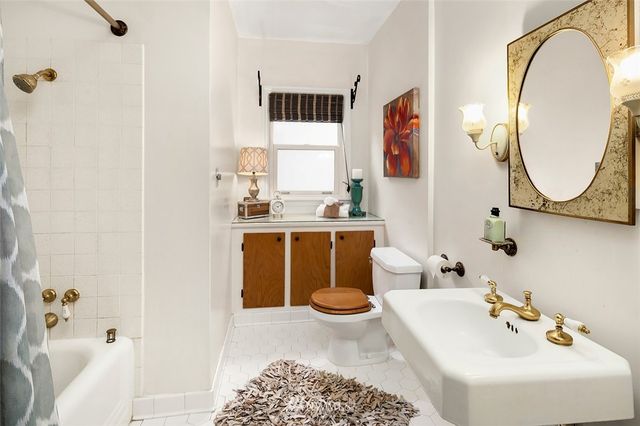 $875,000 | 2362 West Howe Street, Seattle, WA 98199