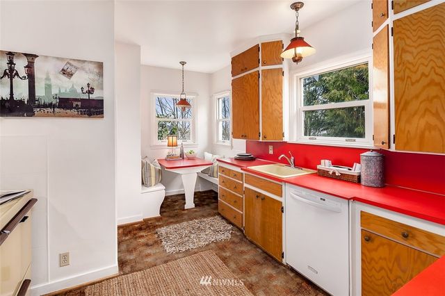 $875,000 | 2362 West Howe Street, Seattle, WA 98199