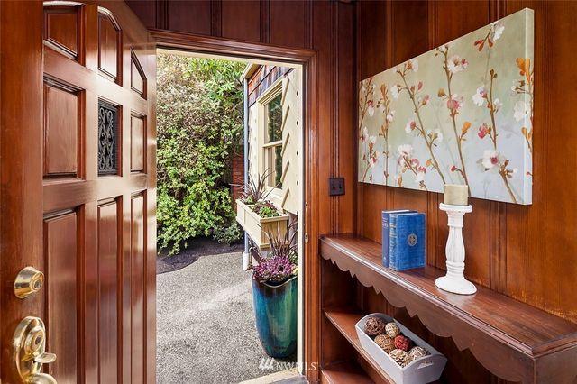 $875,000 | 2362 West Howe Street, Seattle, WA 98199