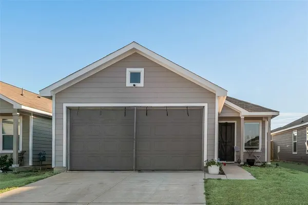 a view of house with backyard