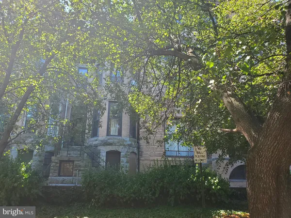 a view of a yard in front of the house