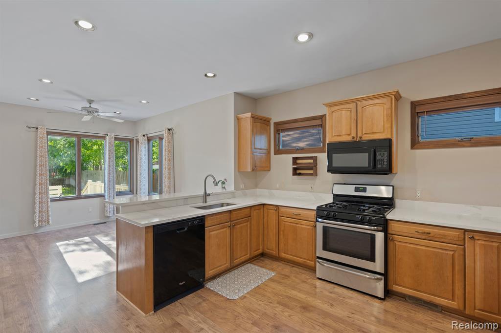 403 Taylor Avenue Rochester, MI 48307 - Photo 13 of 34