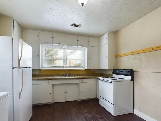 $1,350 | 3812 Old College Road, Bryan, TX 77801