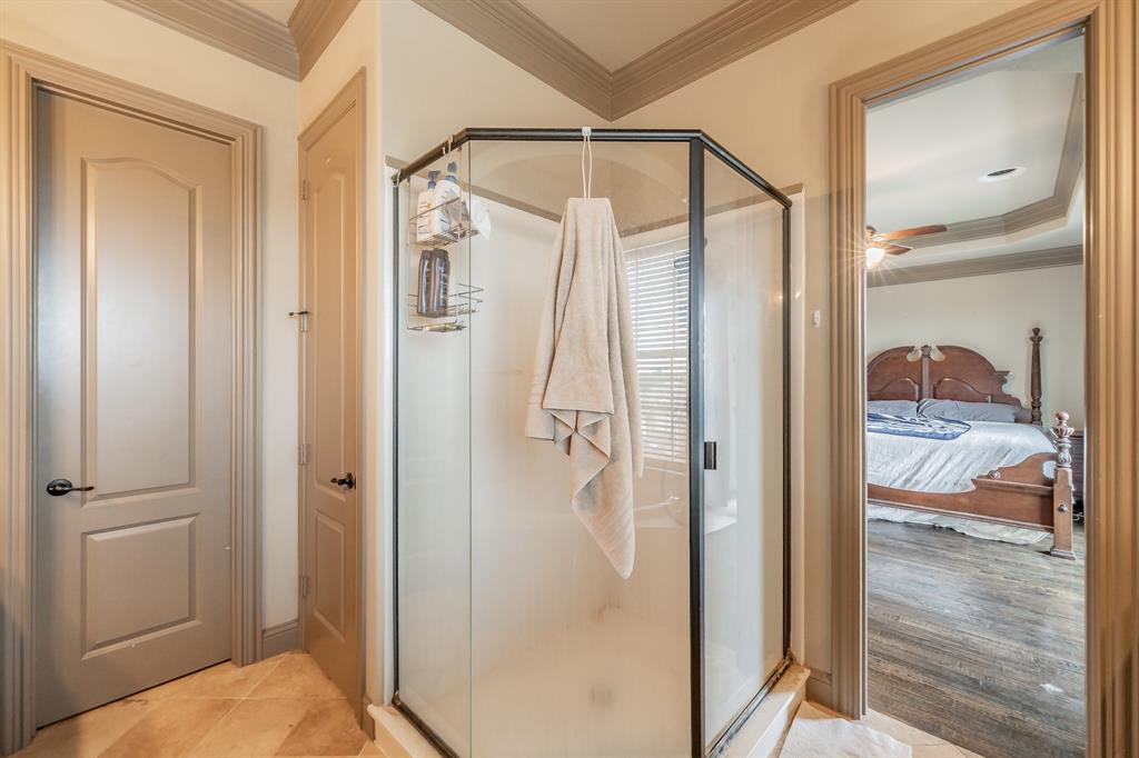 575 Rockingham Drive Irving, TX 75063 - Photo 22 of 38 a bathroom with a shower and a bath tub