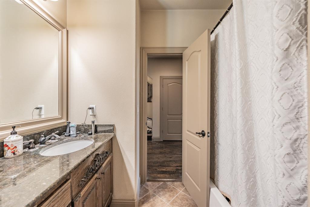575 Rockingham Drive Irving, TX 75063 - Photo 28 of 38 a bathroom with a sink and a mirror