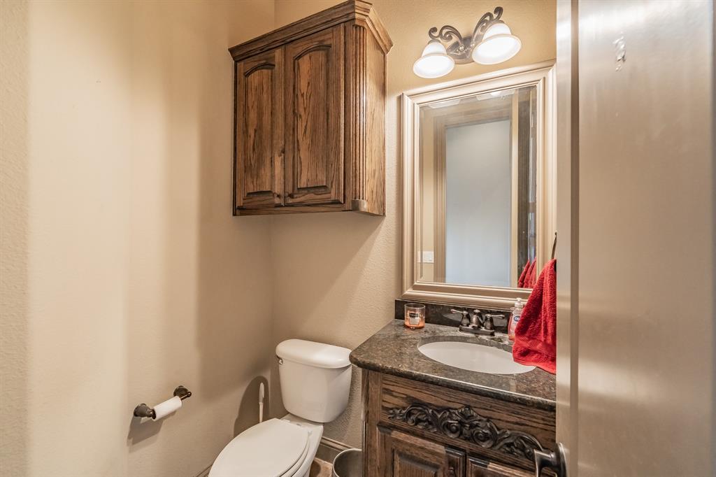 575 Rockingham Drive Irving, TX 75063 - Photo 9 of 38 a bathroom with a sink a toilet and mirror