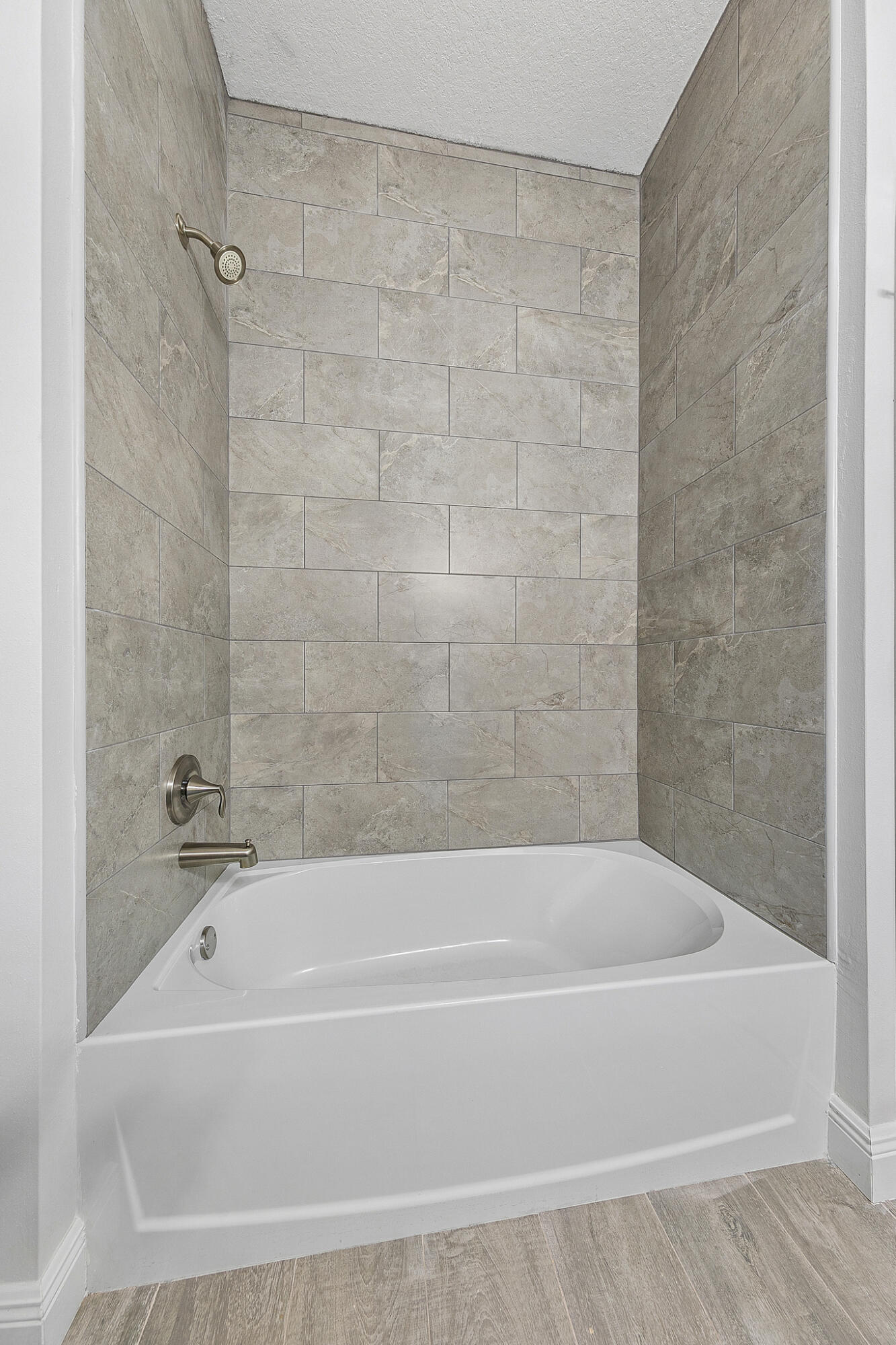 3240 Aspen Road Southeast Palm Bay, FL 32909 - Photo 9 of 12 a bathroom with a bathtub