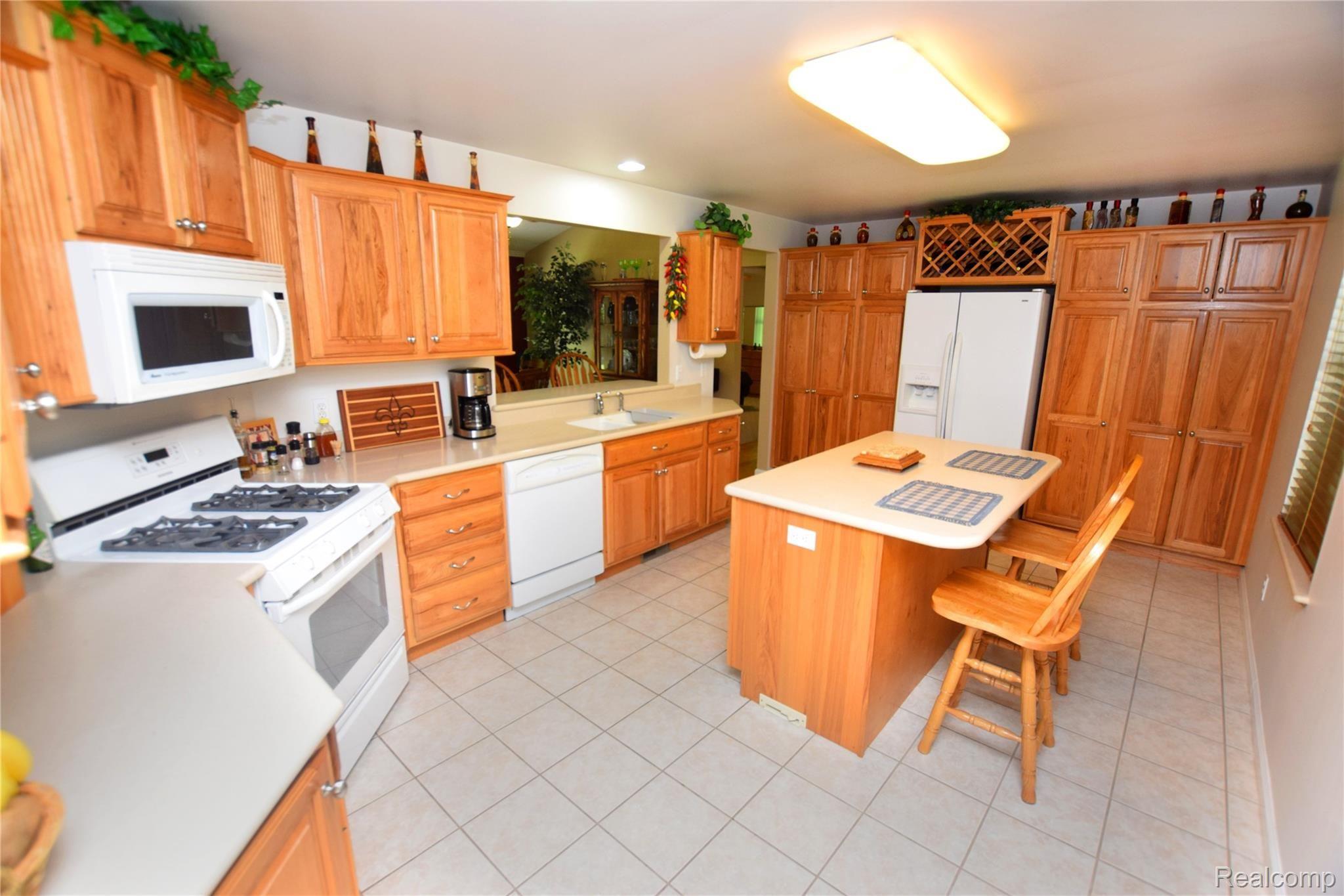 9052 West Frances Road Flushing, MI 48433 - Photo 3 of 20 Kitchen w/ Island
