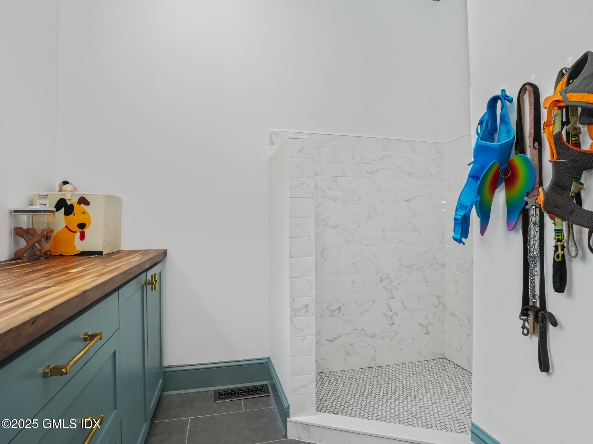 280 Round Hill Road Greenwich, CT 06831 - Photo 15 of 43 Dog Washing Rm