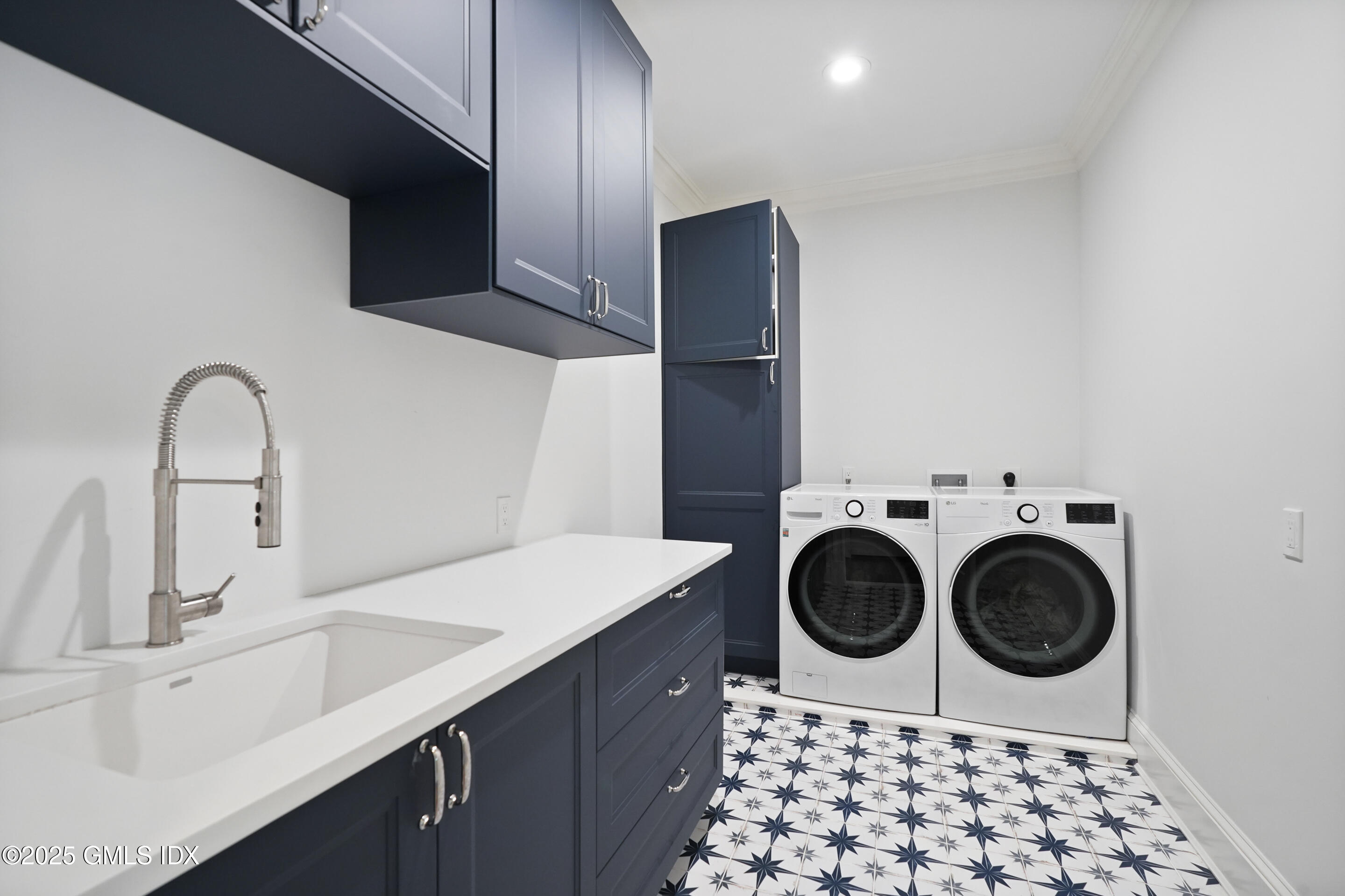 280 Round Hill Road Greenwich, CT 06831 - Photo 28 of 43 2nd Floor laundry