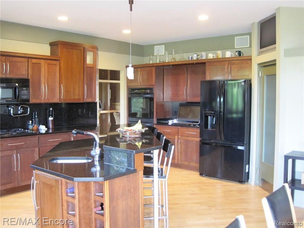 6787 Oakhurst Ridge Road Clarkston, MI 48348 - Photo 8 of 37 Large Kitchen Island