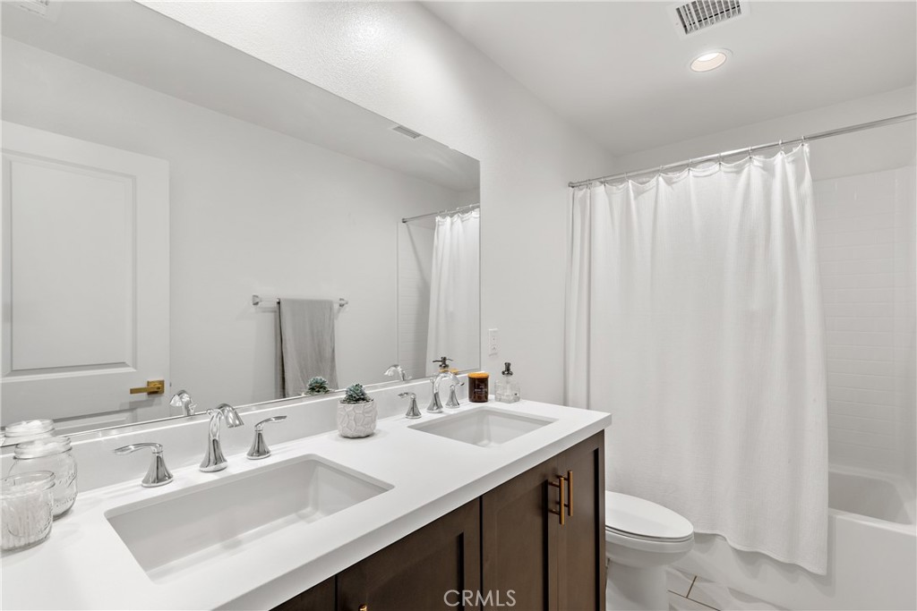 28341 Heather Grn Way Menifee, CA 92584 - Photo 16 of 44 Upstairs full bathroom next to bedroom